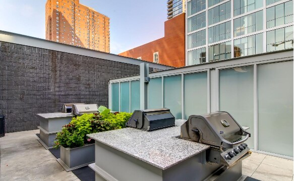 Building Photo - 803 N LaSalle St