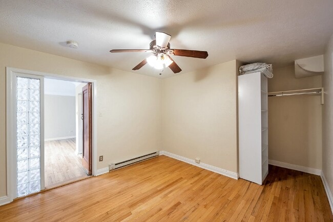 Building Photo - Large two Bed / One bath condo in great Art deco building near Washington park.