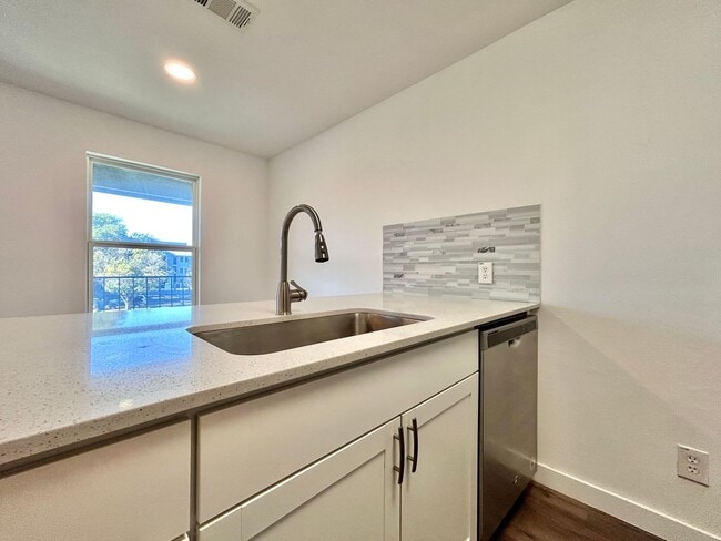 Building Photo - Stylish Top-Floor North Austin Condo Near 2222 & Minutes to Downtown