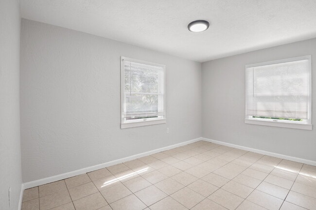 Building Photo - Unit For Rent in Gulfport!