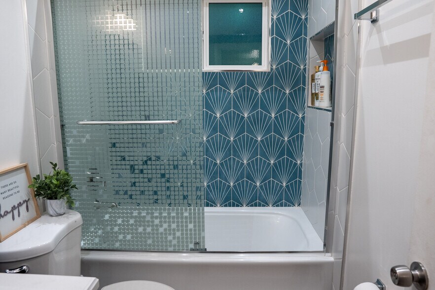 Bathroom w shower tub - 4615 N 14th St
