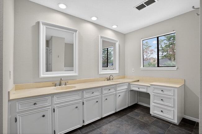 Building Photo - 6506 Jadecrest Dr