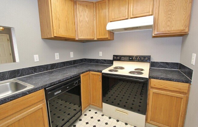 Building Photo - 2523 E Spruce St
