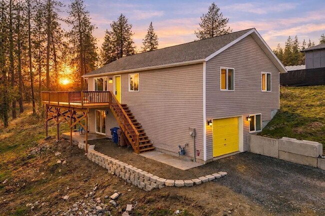 Building Photo - Spacious 4-Bed / 3-Bath South Hill Home — Views, Central A/C, Attached Garage