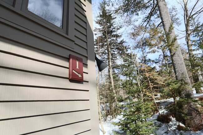 Building Photo - Furnished Summer Seasonal 6 Month Lease Available!  $1,700/ mo Charming Two-Bedroom Condo in Wate...