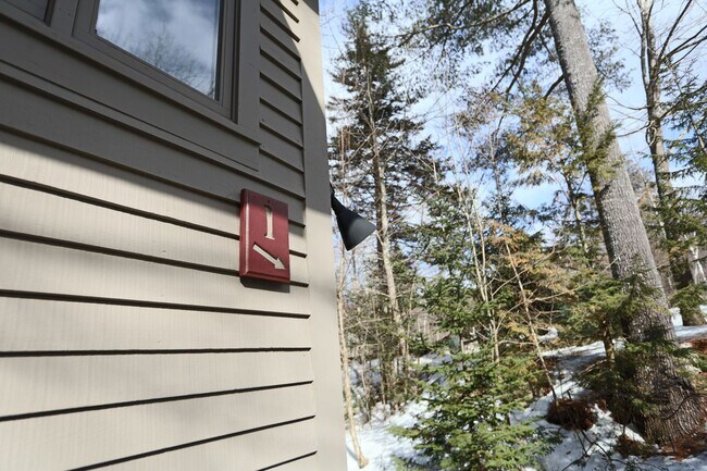 Building Photo - Summer Seasonal 6 Month Lease Available!  $1,700/ mo Charming Two-Bedroom Condo in Waterville, NH!