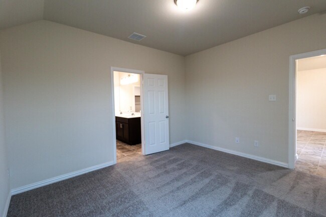 Building Photo - 572 Ruthye Ln