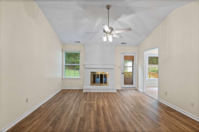 Building Photo - Spacious 4-Bedroom Home in a Prime Locatio...