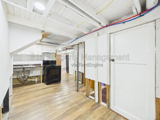 Building Photo - 810 S Woodland Ave