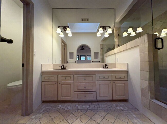 Building Photo - Spacious and Inviting 3-Bedroom, 2.5-Bath Townhome in the Heart of Menlo Park