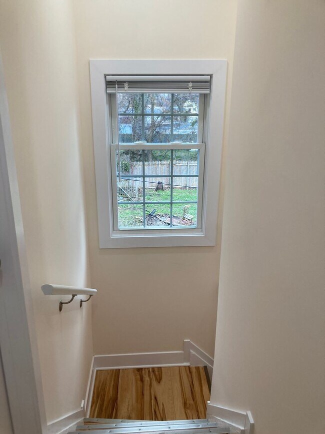 Building Photo - 2 Bedroom  Renovated Century Home Modern S...