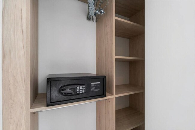 Building Photo - 225 N Miami Ave