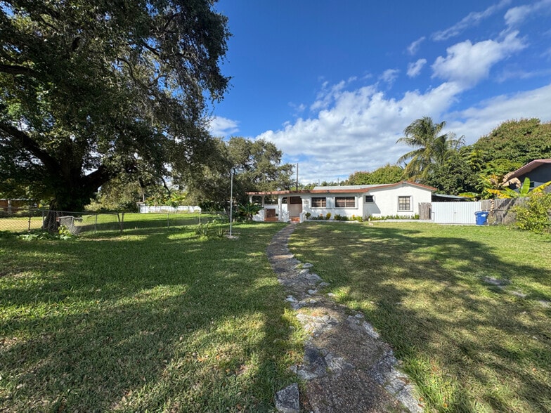 Building Photo - 1285 NE 143rd St