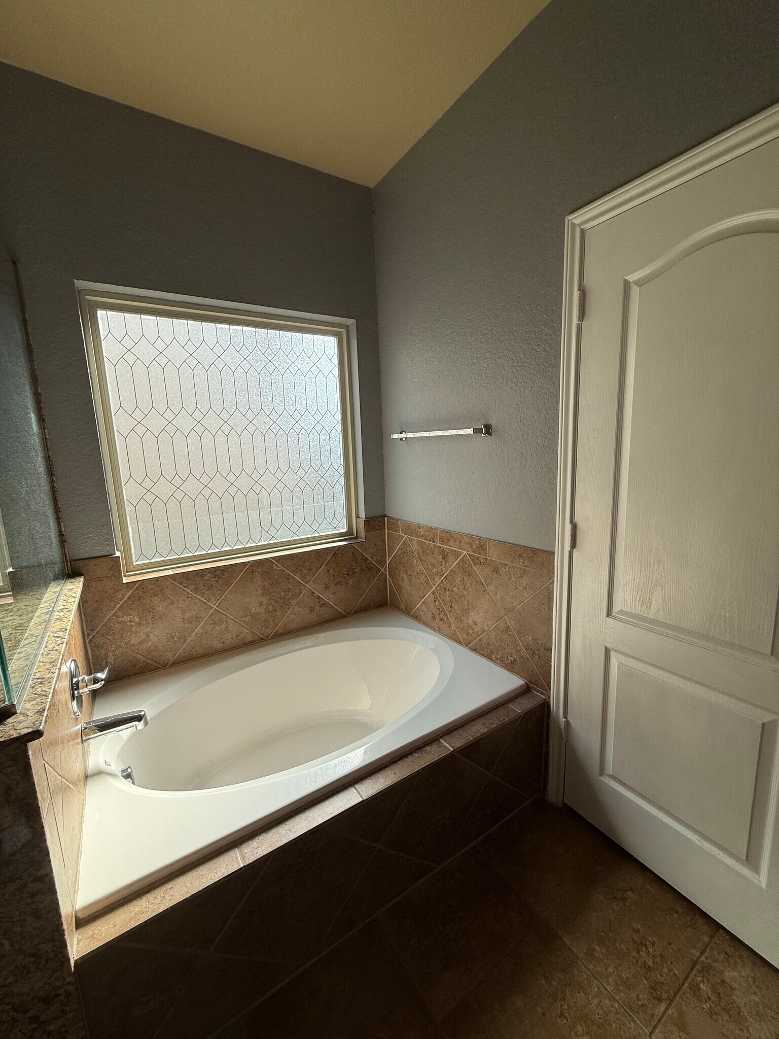 Large Soaking Garden Tub in Bathroom Suite - 420 Slippery Rock
