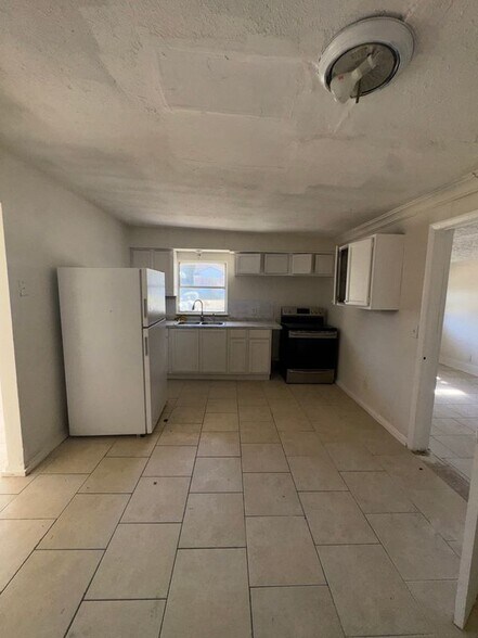 Building Photo - 1637 E 15th St