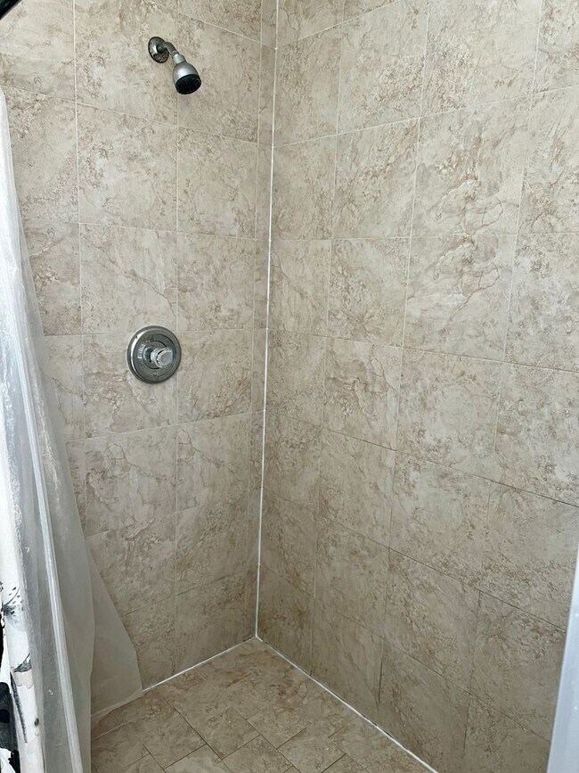 Building Photo - 3/2 with fenced in yard!