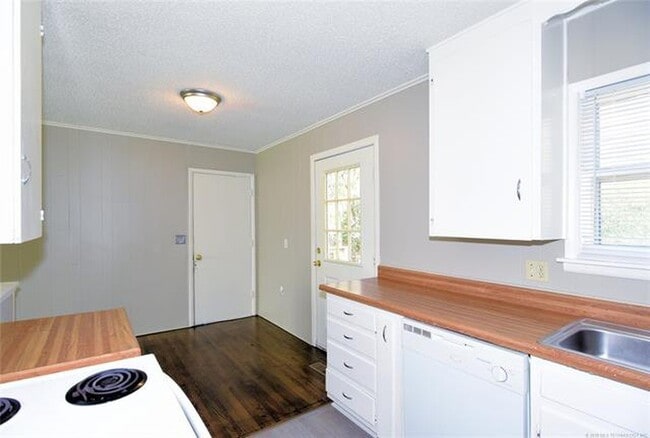 Building Photo - Remodeled 3 Bedroom House
