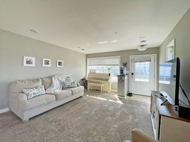 Building Photo - Spacious 2-Story End-Unit Townhome with Huge Bonus Room-Office is like Brand New!