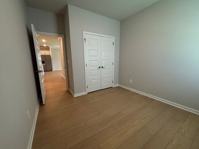 Building Photo - Look and lease in Athens