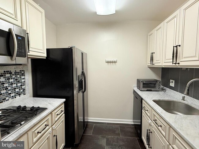 Building Photo - 884 College Pkwy