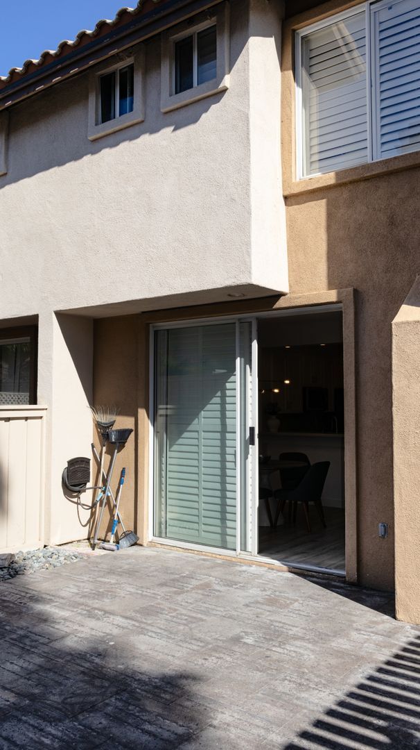 Building Photo - Gorgeous 3 bedrooms 2.5 baths townhome in ...