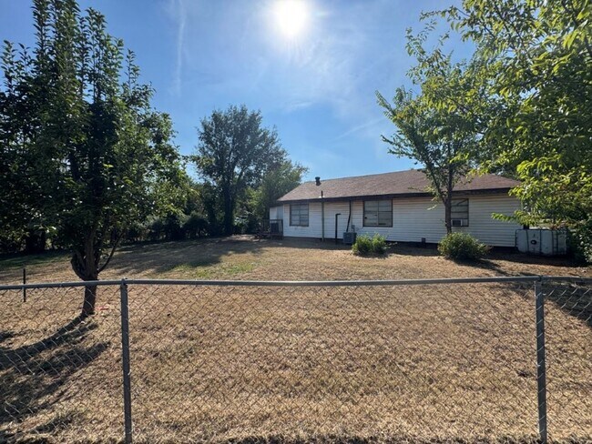 Building Photo - 5 bed 1 bath in Okc! large, fenced yard, i...