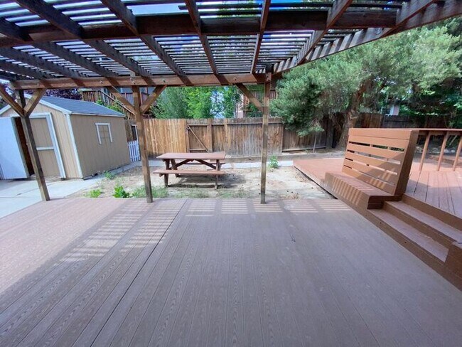 Building Photo - Modern 4 Bedroom, 3 Bath House - Near Died...