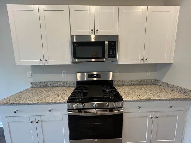Building Photo - Field View 4BD/ 2BA