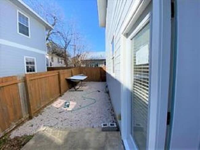 Building Photo - 609 W 37th St