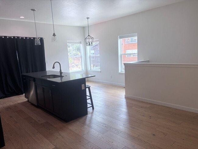 Building Photo - 220 Metz Ln