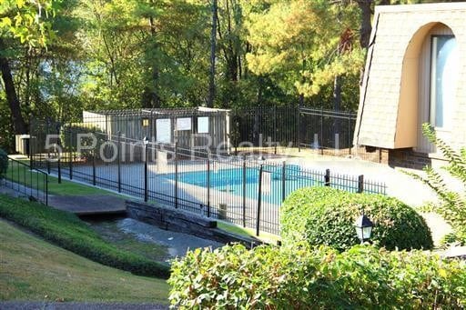 Building Photo - 420 Walton Ln