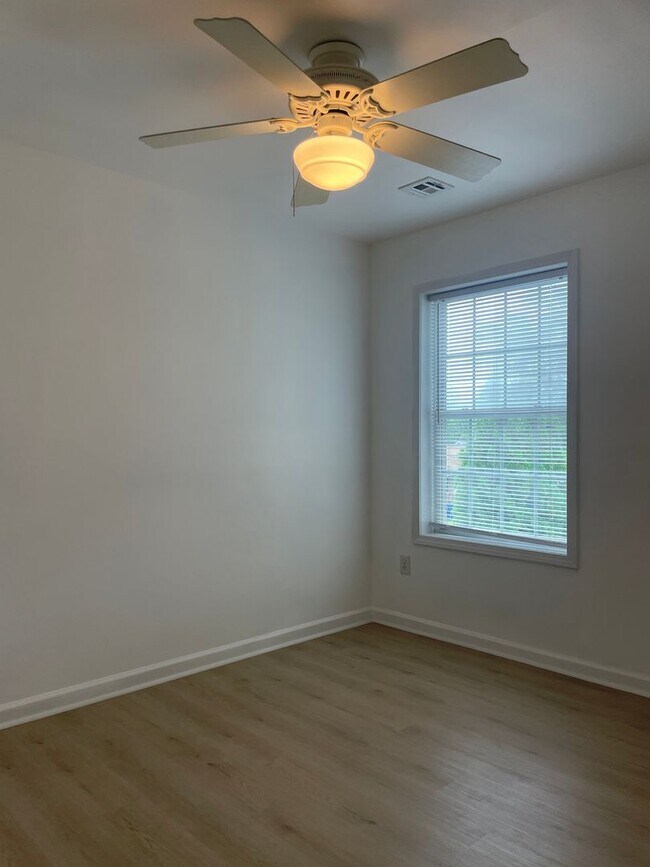 Building Photo - Newly Remodeled 3BR/1.5BA Duplex in Huntersville