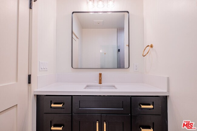 Building Photo - 216 N Catalina Ave