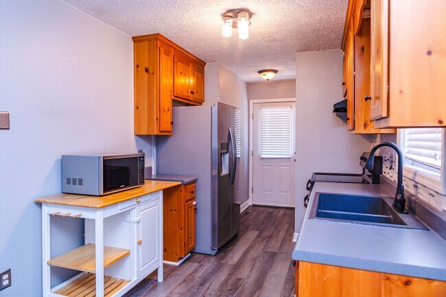 Building Photo - New Listing!