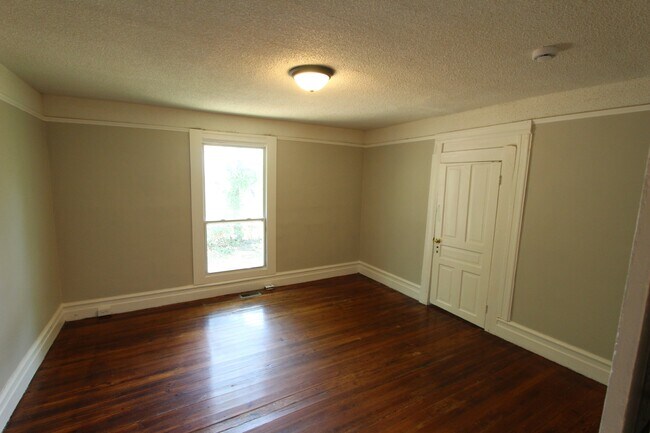 Building Photo - 442 Hall St