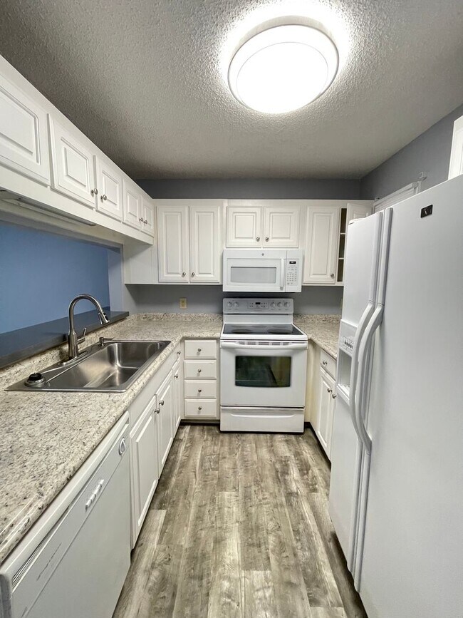 Building Photo - Updated, spacious 4br 2ba condo within wal...