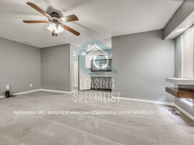 Building Photo - Warr Acres 3 Bed 2 Bath Home with a Pool!!