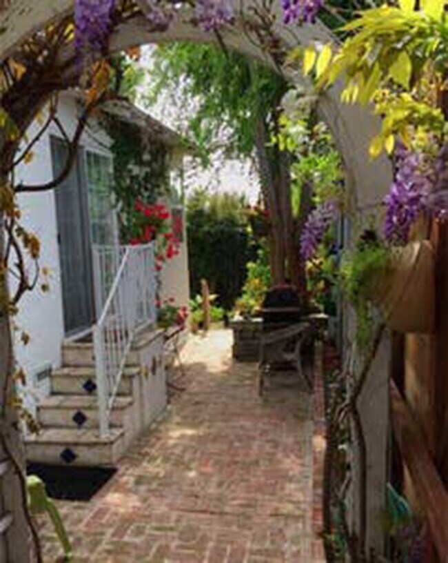 Private Side Terrace - 3261 Military Ave