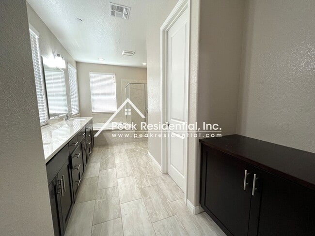 Building Photo - Updated 4bd/3ba Fair Oaks Home with Large ...