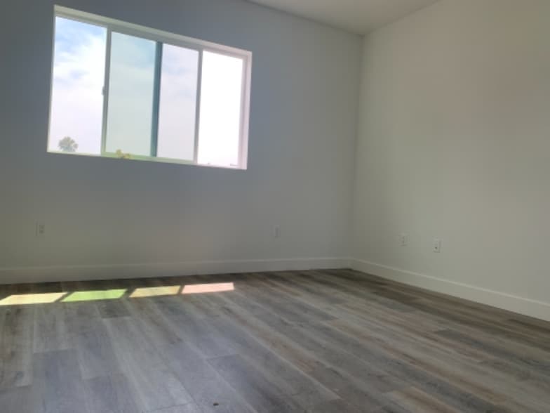 Building Photo - 4825-4825 Riverton Ave