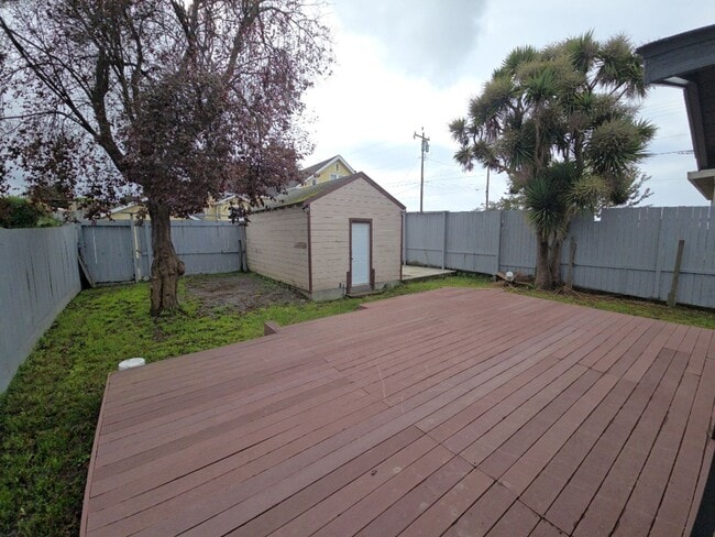 Building Photo - 2BR Eureka home features fully-fenced yard!