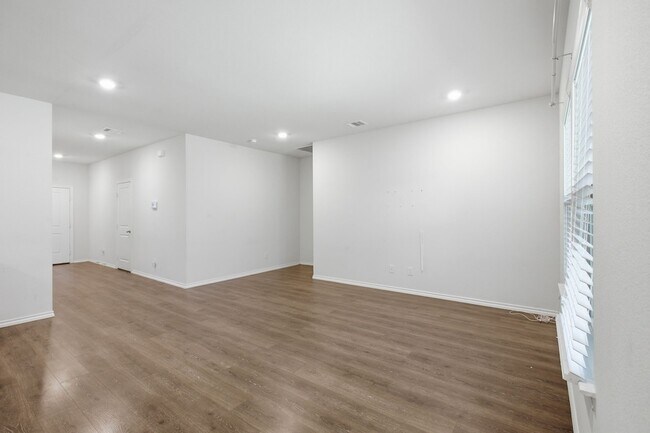 Building Photo - 1328 Broaddus Rd