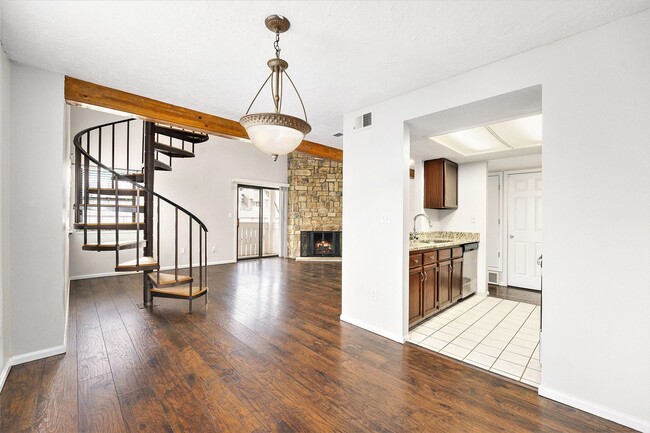 Building Photo - Charming 2 Bed, 2 Bath Condo with Loft in ...