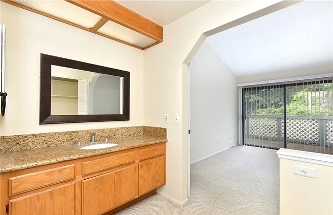 Building Photo - This home is a cozy 1 BR, 1 BA Condo