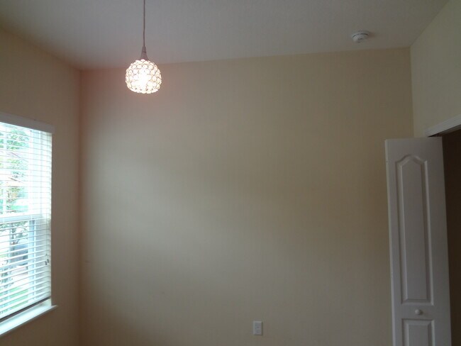 Building Photo - Beautiful 3BR Home in Mallory Square, Lawn Care Included