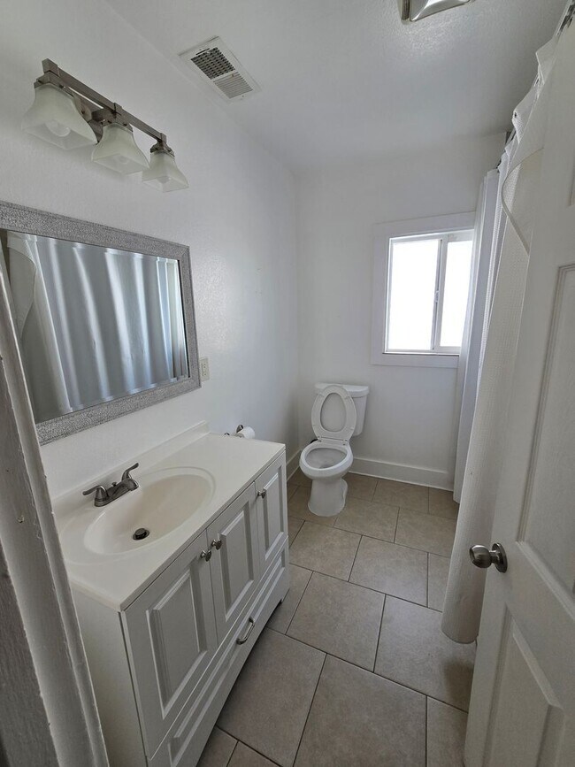 Building Photo - Upgraded Single Story Home in Oakland ....