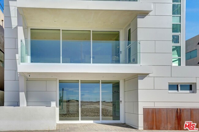 Building Photo - 5113 Ocean Front Walk