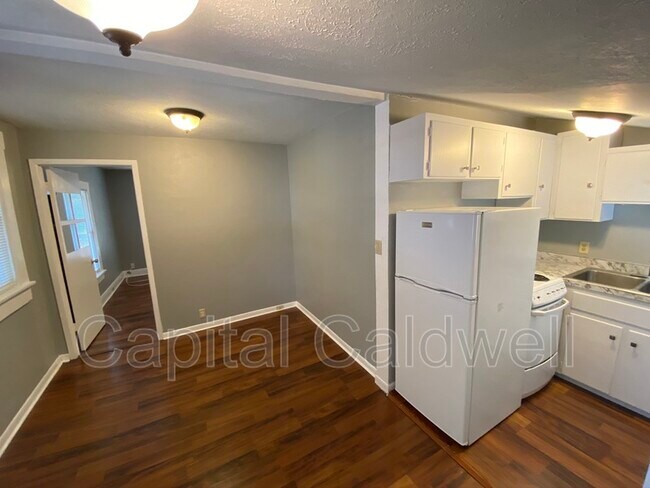 Building Photo - 304 E Hanna Ave