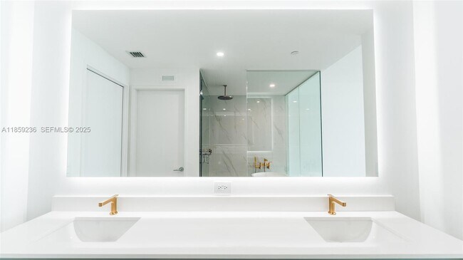 Building Photo - 700 NE 24th St