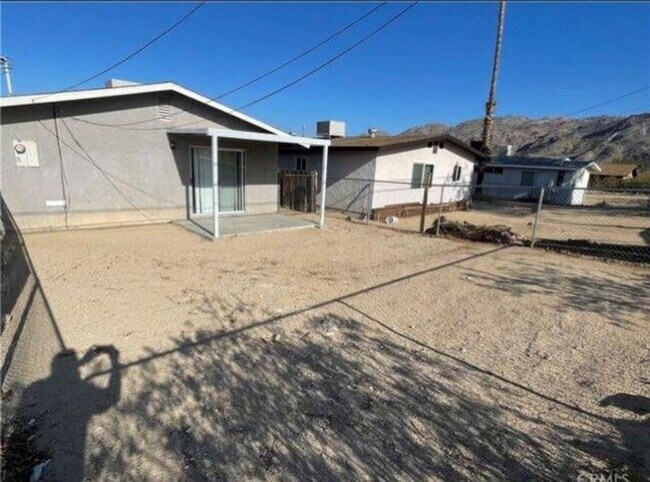Building Photo - Cute and cozy 2 bedroom 1 bath